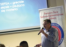 O zagrożeniu sepsą i niebezpieczeństwach podczas wyjazdów z perspektywy lekarza chorób zakaźnych mówił Grzegorz Stolarek, doktor nauk medycznych, kierownik Oddziału Obserwacyjno-Zakaźnego z Odcinkiem Jednego Dnia Leczenia Chorób Wątroby RSzS w Radomiu.