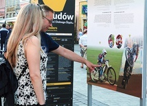 Przechodnie i turyści chętnie zatrzymują się przy wystawie. Ich wzrok przyciąga efektowna jazda na żużlowych motocyklach.