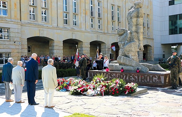Ten pomnik przypomina tragiczne wydarzenie dla polskiego świata akademickiego.