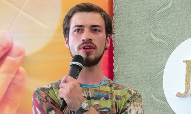 Podróżnik potrafi szczerze dzielić się swoimi doświadczeniami.