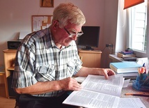 ▲	Mieszkaniec Karwacza pieczołowicie gromadzi rodzinne dokumenty oraz publikacje poświęcone rzezi wołyńskiej. 