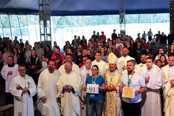 ▲	Wspólne zdjęcie z bp. Markiem Solarczykiem, przewodniczącym Rady ds. Duszpasterstwa Młodzieży KEP, który przewodniczył Eucharystii na rozpoczęcie festiwalu. Na jej zakończenie wszyscy włączyli się w sztafetę w intencji Synodu Biskupów dotyczącego  młodzieży, zaplanowanego na październik w Watykanie. Wieczorem na wieczór integracyjny i Apel Jasnogórski przyjechał bp Antoni Długosz z Częstochowy. 