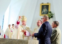 W mensie ołtarzowej umieszczone zostały relikwie bł. Karoliny Kózkówny.