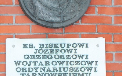 Urodzony w podtarnowskim Szynwałdzie  bp Grzegorz Wojtarowicz ma przed kościołem w rodzinnej  miejscowości kapliczkę z pamiątkowym medalionem  i tablicą.