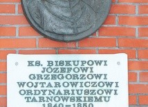 Urodzony w podtarnowskim Szynwałdzie  bp Grzegorz Wojtarowicz ma przed kościołem w rodzinnej  miejscowości kapliczkę z pamiątkowym medalionem  i tablicą.