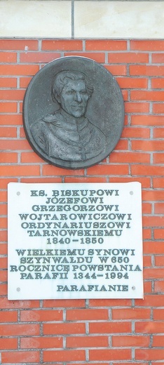 Urodzony w podtarnowskim Szynwałdzie  bp Grzegorz Wojtarowicz ma przed kościołem w rodzinnej  miejscowości kapliczkę z pamiątkowym medalionem  i tablicą.