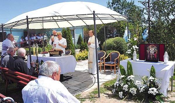 ▲	Obraz w bielickim schronisku powitano Mszą św. w plenerze.