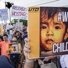 Swoje oburzenie polityką rozdzielania dzieci i rodziców nielegalnie przekraczających granicę USA Amerykanie wyrażają w czasie ulicznych protestów.