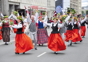 Żywe kolory Kurzeme (Kurlandii) z pierwszej połowy XIX wieku.