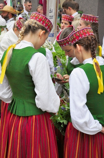 Folklor i smartfon, czyli dziewczęta z Zemgale (Semigalii) przygotowują się do uroczystości.
