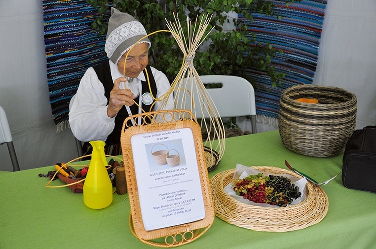 Festiwalowi w Rydze towarzyszyły pokazy ludowej sztuki użytkowej.