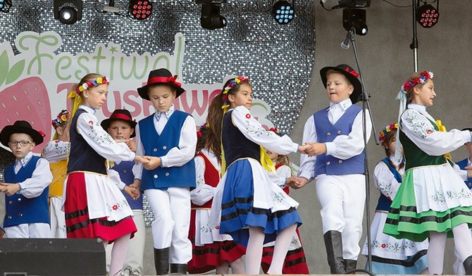 Młodzież z Kaszubskiego Zespołu Pieśni i Tańca „Chmielanie” w tradycyjnych strojach kaszubskich.