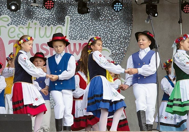 Młodzież z Kaszubskiego Zespołu Pieśni i Tańca „Chmielanie” w tradycyjnych strojach kaszubskich.