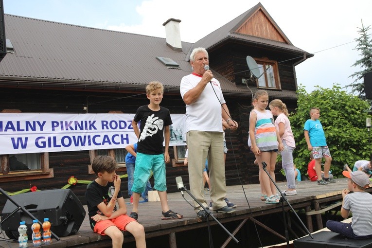 Do sportowej aktywności  zachęcał dzieci i ich rodziców Henryk Pasko, prezes klubu "Olimpijczyk"