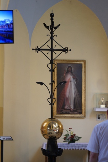 Kościół w Rydułtowach z nowym krzyżem i kapsułą 