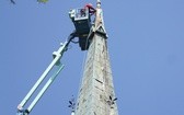 Kościół w Rydułtowach z nowym krzyżem i kapsułą 