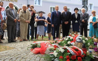 Modlitwą oraz złożeniem kwiatów pod pomnikiem Pamięci Ofiar Eksterminacji Ludności Polskiej na Wołyniu upamiętniono ofiary zbrodni wołyńskiej 