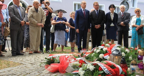 Modlitwą oraz złożeniem kwiatów pod pomnikiem Pamięci Ofiar Eksterminacji Ludności Polskiej na Wołyniu upamiętniono ofiary zbrodni wołyńskiej 