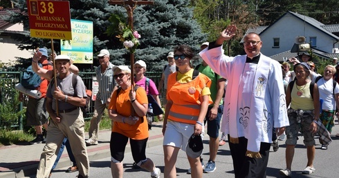 W Międzyborowie pielgrzymów przywiatał miejscowy proboszcz ks. Krzysztof Krawczyk