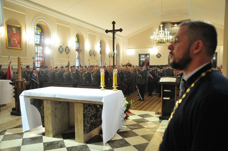 Święto Policji w Puławach. Uroczystości w kościele garnizonowym