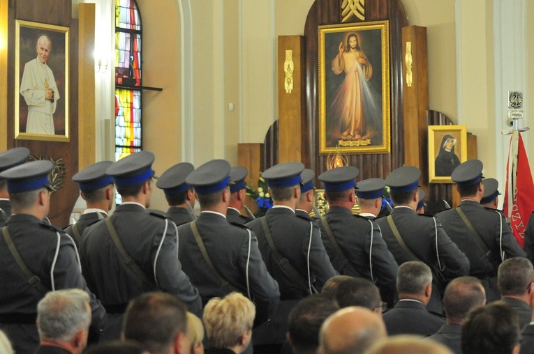 Święto Policji w Puławach. Uroczystości w kościele garnizonowym