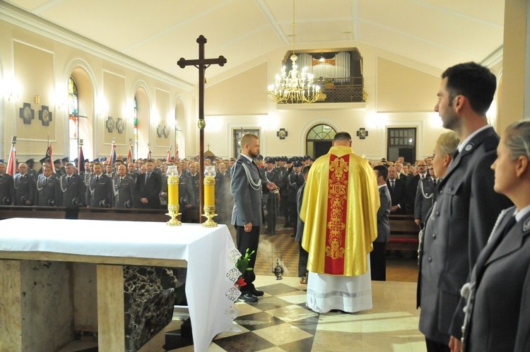 Święto Policji w Puławach. Uroczystości w kościele garnizonowym