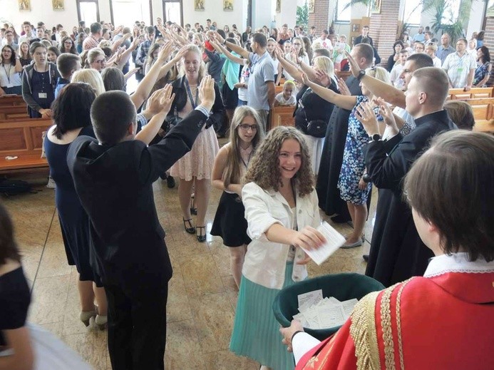 Oazowicze składają deklaracje Krucjaty Wyzwolenia Człowieka - abstynencji od alkoholu