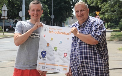 Paweł Jaskulski (po lewej) i Wojciech Bystry zachęcają do korzystania z nowej aplikacji "Arrels"