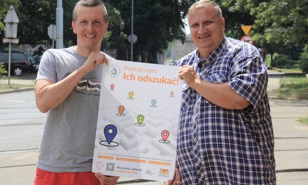 Paweł Jaskulski (po lewej) i Wojciech Bystry zachęcają do korzystania z nowej aplikacji "Arrels"