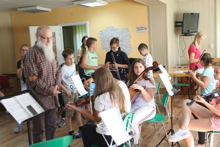 Muzyczne korzenie - warsztaty dla dzieci z parafii w Juszczynie