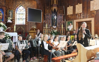 Uczestnicy projektu podczas występu w kościele parafialnym w Juszczynie