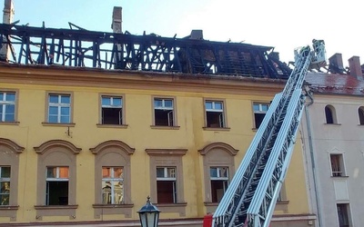 Nad ranem strażacy już dogaszali dach płonącego budynku.