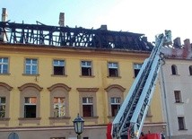 Nad ranem strażacy już dogaszali dach płonącego budynku.