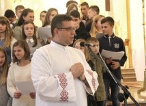 Ks. Michał Machnio ze swoją grupą z parafii w Rudkach