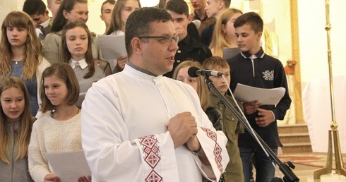 Ks. Michał Machnio ze swoją grupą z parafii w Rudkach