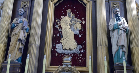 Obraz Matki Bożej Szkaplerznej w ołtarzu głównym czczony jest jako łaskami słynący