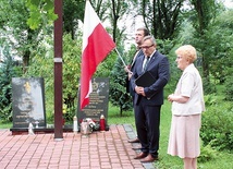 Po Mszy św. głos zabrali Alicja Rawska, prezes TMLiKPW, oraz radny  Witold Zych.