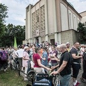 ▲	Od 5 lat podopieczni Fundacji Kapucyńskiej angażują się w pomoc uczestnikom Pieszej Pielgrzymki Niepełnosprawnych.