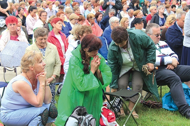 ▲	Ludzie otrzymują  tu pocieszenie i umocnienie.