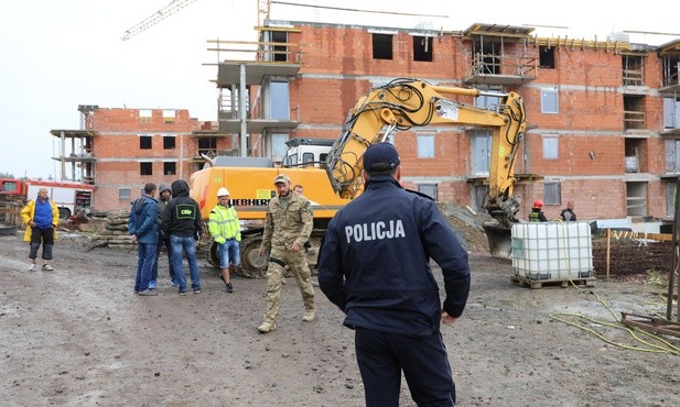 Na miejscu katastrofy pracują strażacy i funkcjonariusze Policji