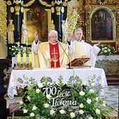 Mieszkańcy dziękowali podczas Eucharystii Opatrzności Bożej za 700 lat miejscowości.