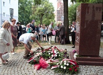▲	Modlitwą oraz złożeniem kwiatów  pod pomnikiem Pamięci Ofiar Eksterminacji Ludności Polskiej na Wołyniu upamiętniono ofiary zbrodni wołyńskiej. 