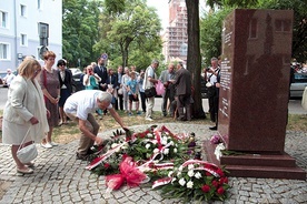 ▲	Modlitwą oraz złożeniem kwiatów  pod pomnikiem Pamięci Ofiar Eksterminacji Ludności Polskiej na Wołyniu upamiętniono ofiary zbrodni wołyńskiej. 