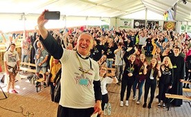 Spotkanie z bp. Markiem Solarczykiem zakończyło wspólne selfie.