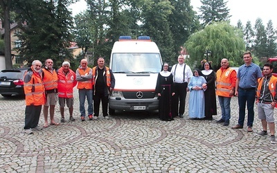 ▲	Samochód przyjechał z Półwyspu Apenińskiego w bardzo licznej asyście.