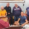 Od lewej: Kamil Sobol, Piotr Malczyk, Mieczysław Hapanowicz, Kacper Opalski i Piotr Hapanowicz, skipper jachtu asekurującego wioślarzy.