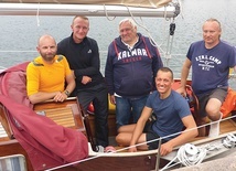Od lewej: Kamil Sobol, Piotr Malczyk, Mieczysław Hapanowicz, Kacper Opalski i Piotr Hapanowicz, skipper jachtu asekurującego wioślarzy.