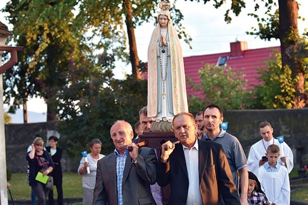 ▼	Na zakończenie uroczystej Mszy św. wierni wraz z biskupem i kapłanami udali się w fatimską procesję. 