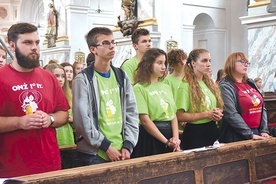 ▲	Młodzi oazowicze mieli nawet kolorowe koszulki oznaczające przynależność do grupy