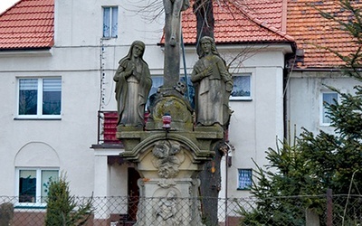▲	Kapliczki, krzyże  oraz figury znajdujące się przy głównej drodze w Wielisławiu opatrzone są tabliczkami tłumaczącymi znajdujące się na nich niemieckie napisy.
